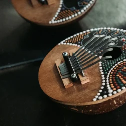 canva-close-yp-of-a-karimba-musical-instrument--MAEzEPXZMEs